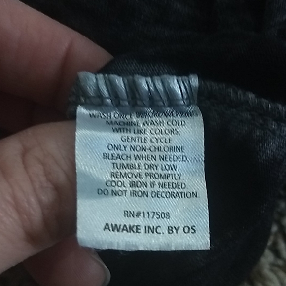 Zoe & Liv skeleton hand t-shirt - Picture 4 of 4